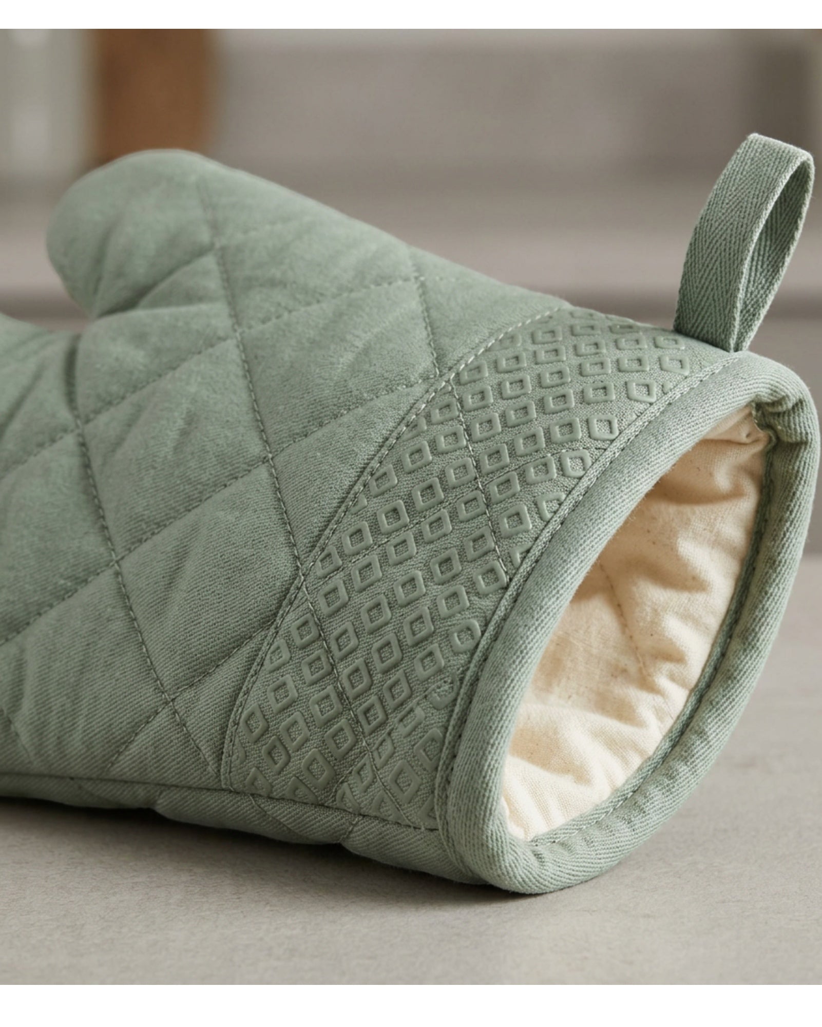 Nevas Long-Cuff Quilted Oven Mitt Pair 36 cm Sage - Detail view