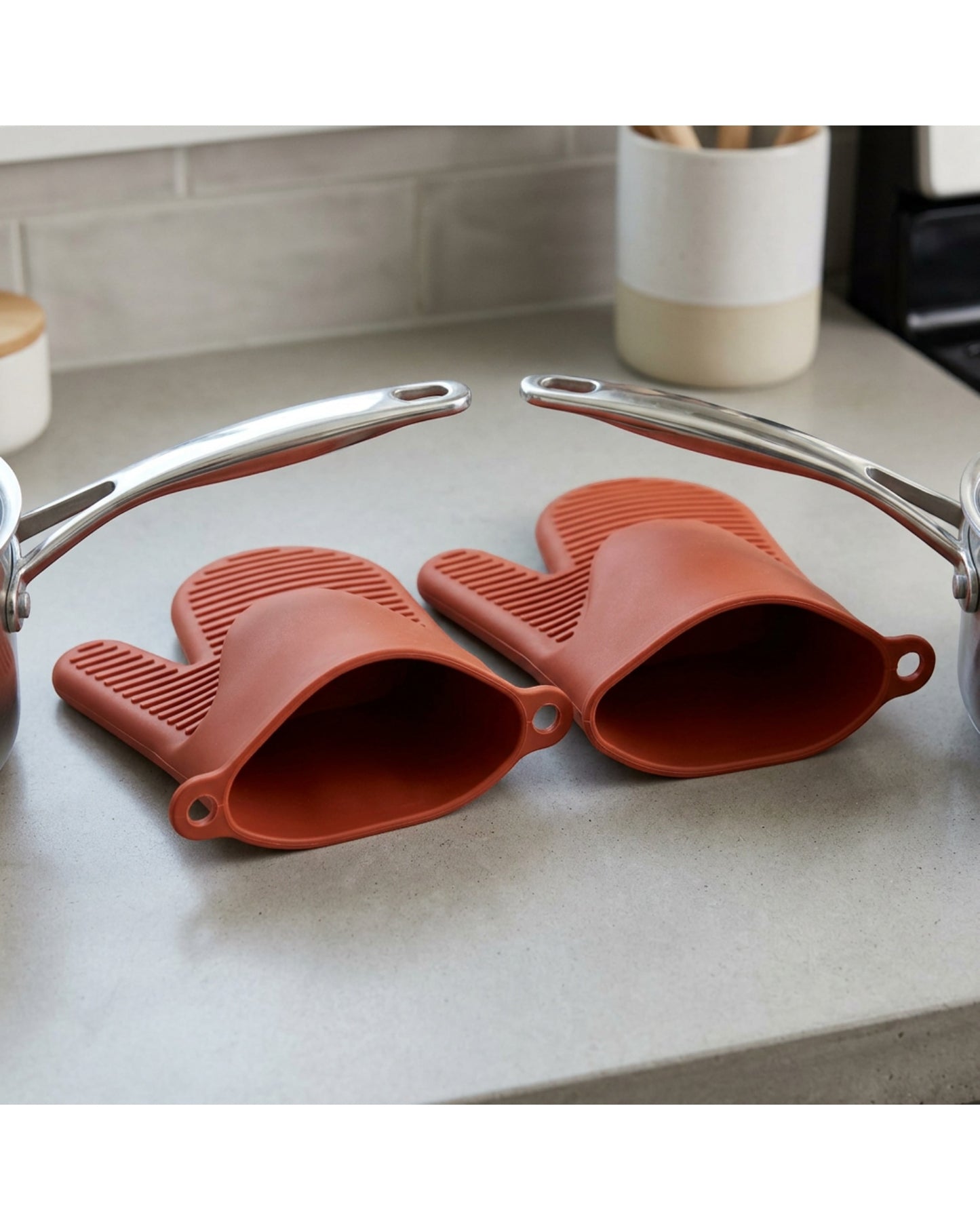 Nevas Silicone Pinch Oven Mitt Pair 11 x 8 cm Terracotta - Lifestyle view